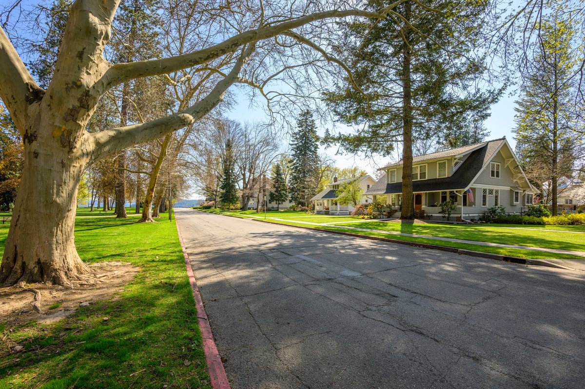Campus-area neighborhood homes — independent college housing review platform